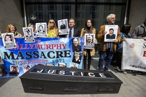 Des proches de victimes lors d’une manifestation contre la loi « Héritage et réconciliation » à Belfast en Irlande du Nord, le 1er mai 2024.
