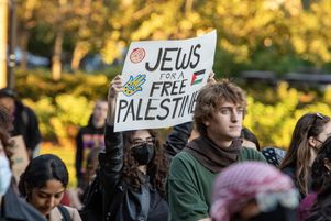 Un manifestant tient une pancarte « Juifs pour une Palestine libre » lors d’un rassemblement de soutien à la Palestine au MIT (Massachusetts Institute of Technology) à Cambridge, Massachusetts, le 19 octobre 2023,