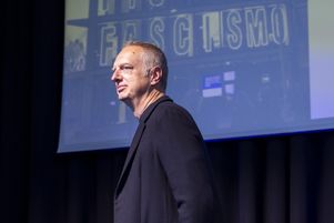 L’écrivain italien Antonio Scurati, lors du panel « La démocratie en danger », à Milan, le 23 avril.