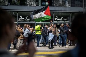 Des étudiants propalestiniens ont manifesté à l’entrée du bâtiment Geopolis de l’Université de Lausanne (UNIL), occupé par des étudiants propalestiniens, le 4 mai 2024.