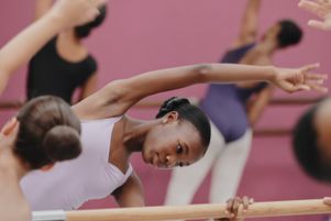 L’Opéra de Paris a lancé un programme de formation à la danse classique en Guyane, dispensé par quatre danseurs du Ballet.