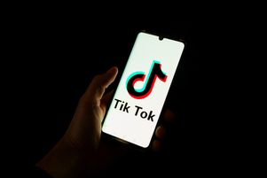 Le réseau social TikTok a annoncé qu’il suspendait la fonction de sa nouvelle application TikTok Lite qui récompense les utilisateurs pour le temps passé devant les écrans