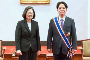 Le nouveau président élu, Lai Ching-te aux côtés de la présidente Tsai Ing-wen à qui il succède, lors d’une cérémonie de remise d’une médaille d’honneur, à Taipei (capitale), le 13 mai 2024.