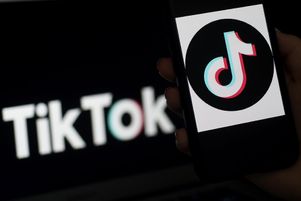 Le logo de TikTok sur un écran d’iPhone, le 13 avril 2020 à Arlington, aux États-Unis
