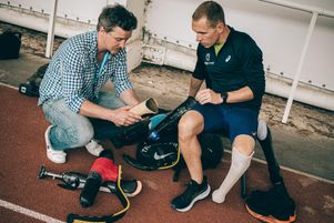 Pierre-Antoine Baele (à droite), vice-champion du monde de para-triathlon, est accompagné pendant ses entraînements de Romain Segard (à gauche), son orthoprothésiste, en vue des JO de Paris. À Wattignies, le 14 mai.