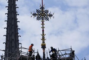 Ouvrage imposant, d’une envergure de 12 mètres pour un poids de 1,5 tonne, la croix du chevet de Notre-Dame a été élevée vendredi 24 mai avant d’être délicatement replacée au sommet de la charpente de la cathédrale.