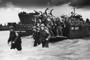 Guerre 1939-1945. Débarquement en Normandie. Renforts américains débarquant des péniches à Utah-Beach (Manche) pour se déployer en direction de Cherbourg, juin 1944.