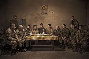 Un aumônier entouré de soldats ukrainiens, à Bakhmout, en 2015.