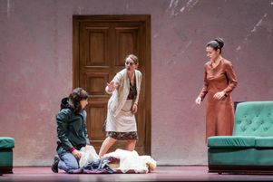 (De g. à d.) Les comédiennes Arianna Pozzoli, Daria Deflorian et Alessia Giuliani, dans « Diari d’Amore ».