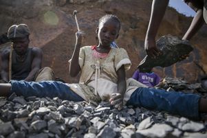 Une enfant de 10 ans travaille dans une carrière avec ses frères et sœurs et sa mère à Nairobi, au Kenya, le 29 septembre 2020.