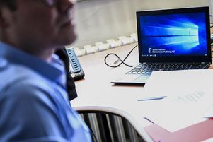 Un agent d’une unité spécialisée dans les enquêtes fiscales au bureau de la Direction nationale des vérifications de situations fiscales à Paris, en avril 2024.