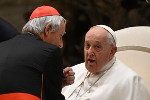 Le pape François s’entretient avec le cardinal Matteo Zuppi lors d’une audience générale hebdomadaire, au Vatican, le 28 février.