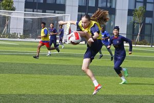 Ancien encadrant dans une équipe de rugby, Jeff Puech a créé un réseau d’équipes solidaires en mettant en contact les clubs et les bénéficiaires d’associations – jeunes en difficulté, familles précaires, personnes sans-abri.
