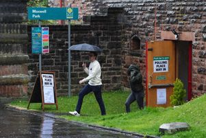 Sortie d’un bureau de vote pour les élections législatives au Royaume-Uni, à Glasgow, le 4 juillet 2024.