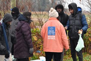 À Calais, en novembre 2023, des bénévoles du Secours catholique prennent en charge
des migrants après une opération de démantèlement d’un camp.