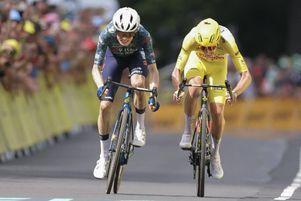 Le Danois Jonas Vingegaard (à g.) et le Slovène Tadej Pogacar, lors de l’arrivée au Lioran dans le Cantal, mercredi 10 juillet.