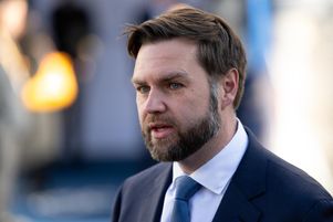 James David « J. D. » Vance, sénateur du Parti républicain aux États-Unis, a fait une déclaration à la presse devant le Bayerischer Hof à Munich le 18 février 2024.