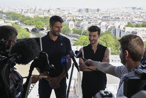 Tony Estanguet (à gauche), président du Comité d’organisation des Jeux olympiques et paralympiques de Paris 2024, et Thomas Jolly, directeur artistique des cérémonies d’ouverture et de clôture, à Paris, vendredi 19 juillet.