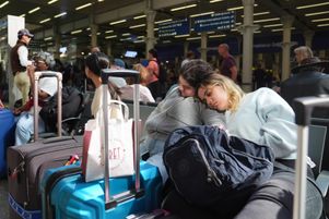 Des passagers à la gare de St Pancras à Londres attendent de prendre l’Eurostar, tandis que 25 % des trains à destination de paris ont été annulés, le 26 juillet 2024.