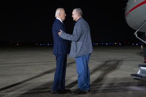 Le président des États-Unis, Joe Biden, accueille Paul Whelan, un ancien marine détenu en Russie et libéré au terme d’un échange de prisonniers, le 1er août 2024.