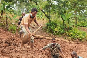 Après les deux glissements de terrain du 22 juillet, des habitants creusent encore à la recherche des corps de leurs proches, une semaine après, dans le district de Geze, dans le sud de l’Éthiopie.