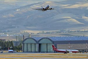 Un avion russe, transportant vraisemblablement des prisonniers russes libérés, quitte l’aéroport d’Ankara, en Turquie, jeudi 1er août.