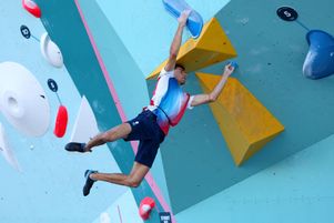Paul Jenft de l’équipe de France d’escalade, lors de la demi-finale masculine de bloc et de tête aux JO, sur le site du Bourget, lundi 5 août.
