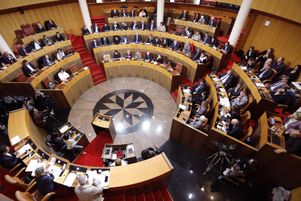 Vote de la collectivité de Corse assistent dans l’hémicycle de l’Assemblée régionale de Corse sur le statut d’autonomie de l’île, à Ajaccio le 27 mars 2024.