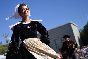 Danseurs en tenue traditionnelle lors de la 51e édition du Festival interceltique de Lorient, en août 2022.