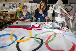 L’animatrice et directrice des costumes de Paris 2024, Daphné Bürki (à droite), pose à côté d’une couturière dans les ateliers où sont réalisés les costumes des athlètes pour les cérémonies des Jeux olympiques, à Saint-Denis, le 20 juin 2024.