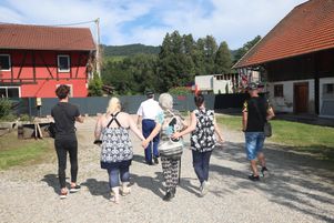 Certaines familles ont voulu voir le lieu de l’incendie du gite de Wintzenheim (Haut-Rhin), le 9 août 2023 où ont péri onze personnes.