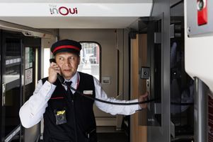 Le contrôleur David Gobin effectue les contrôles de sécurité avant le départ d’un TGV INOUI Paris-Nice. 