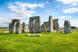 Situé dans le sud de l’Angleterre, le site archéologique de Stonehenge captive les archéologues et scientifiques du monde entier.