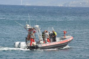  Les pompiers et les garde-côtes recherchent les 6 disparus d’un bateau qui a coulé au large de Porticello en Italie. 