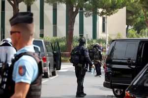 Des forces de l’ordre bouclent le quartier de la synagogue de La Grande-Motte, dans l’Hérault, après l’incendie de véhicules suivi d’une explosion qui ont eu lieu devant le lieu de culte samedi 24 août.