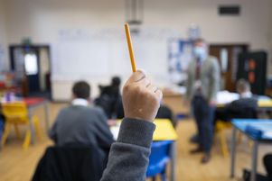 Un élève lève la main pendant un cours à la Whitchurch High School, à Cardiff, au pays de Galles, le 14 septembre 2021.