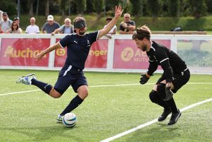 L’attaquant Frédéric Villeroux (à g.) et le gardien Alessandro Bartolomucci (à dr.), lors d’un entraînement de l’équipe de France de cécifoot, le 14 août, à Lens (Pas-de-Calais).
