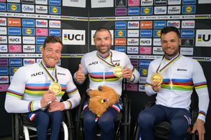 Joseph Fritsch (à gauche) après avoir remporté la médaille d’or lors des Mondiaux de para-cyclisme en 2023.