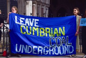 Une manifestation contre le projet de mine à Whitehaven, le 16 juin. La justice britannique a annulé, vendredi 13 septembre, l’autorisation de construction délivrée par le gouvernement précédent.

(MaxPPP TagID : maxnewsfrfive723383.jpg) [Photo via MaxPPP]