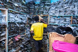 Des centaines de petites boutiques de composants électroniques, de modules et de pièces détachées en tout genre peuplent les rues étroites de Zongo Lane, ce vieux quartier d’Accra, au Ghana, au printemps 2023. Les appareils électroniques cassés sont démontés et réutilisés.