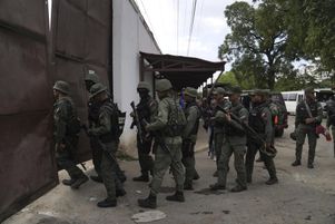 Le Texas a classé lundi 16 septembre le « Tren de Aragua » « groupe terroriste étranger ». Des soldats lors de l’opération de démantèlement du centre pénitentiaire de Tocorón, où le gang s’est formé, au Venezuela, en 2023.