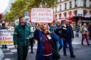 De nombreux syndicats ont appelé à une journée de grève générale, interprofessionnelle et intersyndicale le mardi 18 octobre 2022, notamment pour exiger une augmentation des salaires, des pensions et du pouvoir d’achat. Photo prise dans le cortège de la manifestation parisienne.