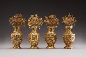 Dans le cadre de l’année de la Chine, le musée Guimet expose des trésors du Musée des beaux-arts de Qujiang, réalisés sous la dynastie des Ming (1368-1644). Ici, des Vases hexagonaux garnis de fleurs et de hallebardes.