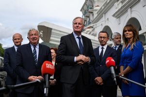 Le premier ministre, Michel Barnier, aux journées parlementaires des Républicains en Haute-Savoie, le 12 septembre, aux côtés de Gérard Larcher, président du Sénat, et de Bruno Retailleau, désormais ministre de l’intérieur.