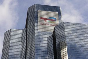 Manifestation devant le siège de TotalEnergies, dans le quartier d’affaires de La Défense. Les militants appellent à la fin de l’utilisation des combustibles fossiles en Europe.