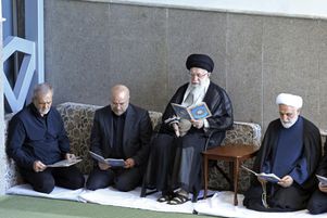 L’ayatollah Ali Khamenei (sur la chaise) lors d’une cérémonie commémorative du chef du Hezbollah assassiné, Hassan Nasrallah, le vendredi 4 octobre 2024.