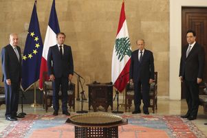 Emmanuel Macron rencontre le président libanais Michel Aoun, le 6 août 2020 à Beyrouth, deux jours après l’explosion qui a dévasté la capitale libanaise.