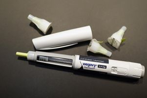 Le Wegovy permet de réguler la faim en envoyant des messages de satiété au cerveau et promet donc, avec une injection hebdomadaire, une perte de poids autour de 15 %.