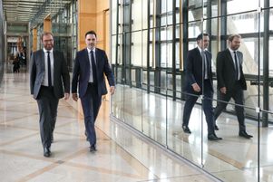 Le ministre de l’économie, Antoine Armand, et le ministre chargé du budget, Laurent Saint-Martin, arrivent à une conférence de presse pour présenter le budget 2025 du gouvernement.