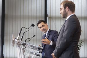 Laurent Saint-Martin (à gauche) et Antoine Armand présentaient, jeudi 10 octobre à Bercy, le projet de loi de finance 2025. L’agence de notation Fitch s’est montrée pessimiste quant à la capacité du gouvernement à le faire voter sans concessions.